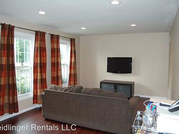 3rd image of 1124 Redwood Dr
