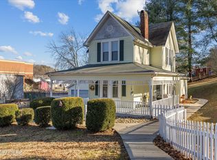 902 Clinton St, Harriman, TN 37748