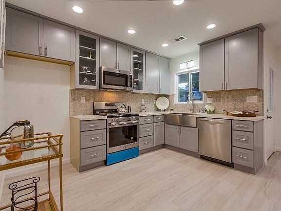 3rd image of 402 E Fairview Blvd
