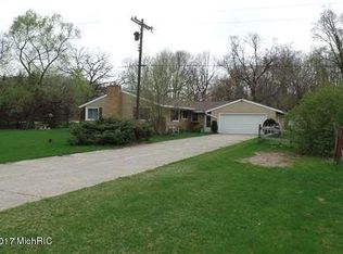 58 Lincoln Lake Ave SE, Lowell, MI
