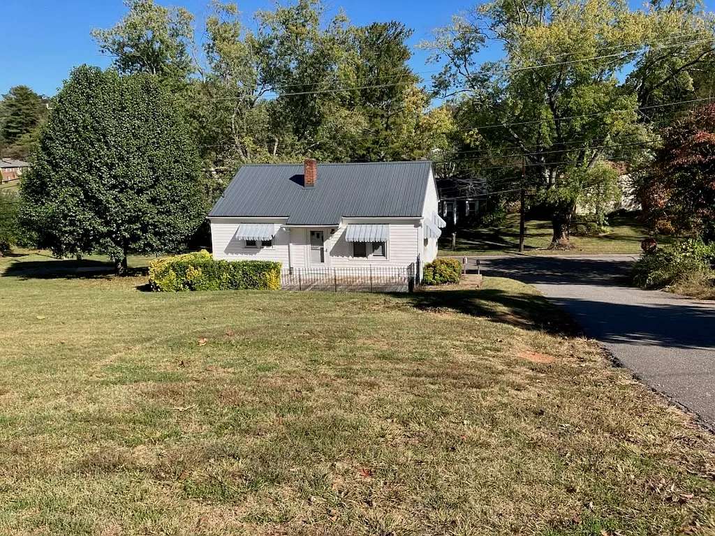 2 bed, 840 sqft, $1,600 — Photo 2