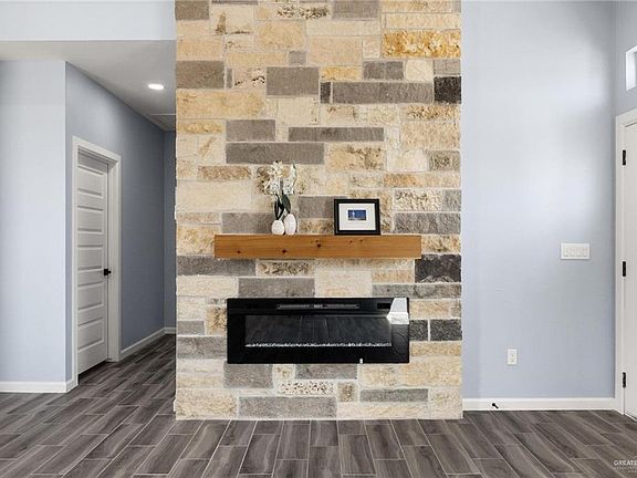 5th image of 2401 Via Roma Ln