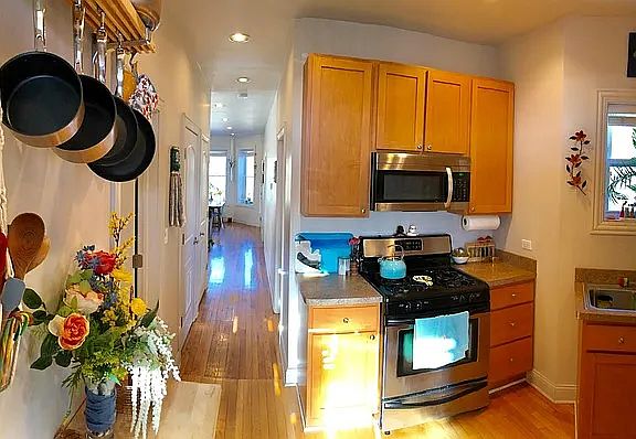 4th image of 2825 N Whipple St #2