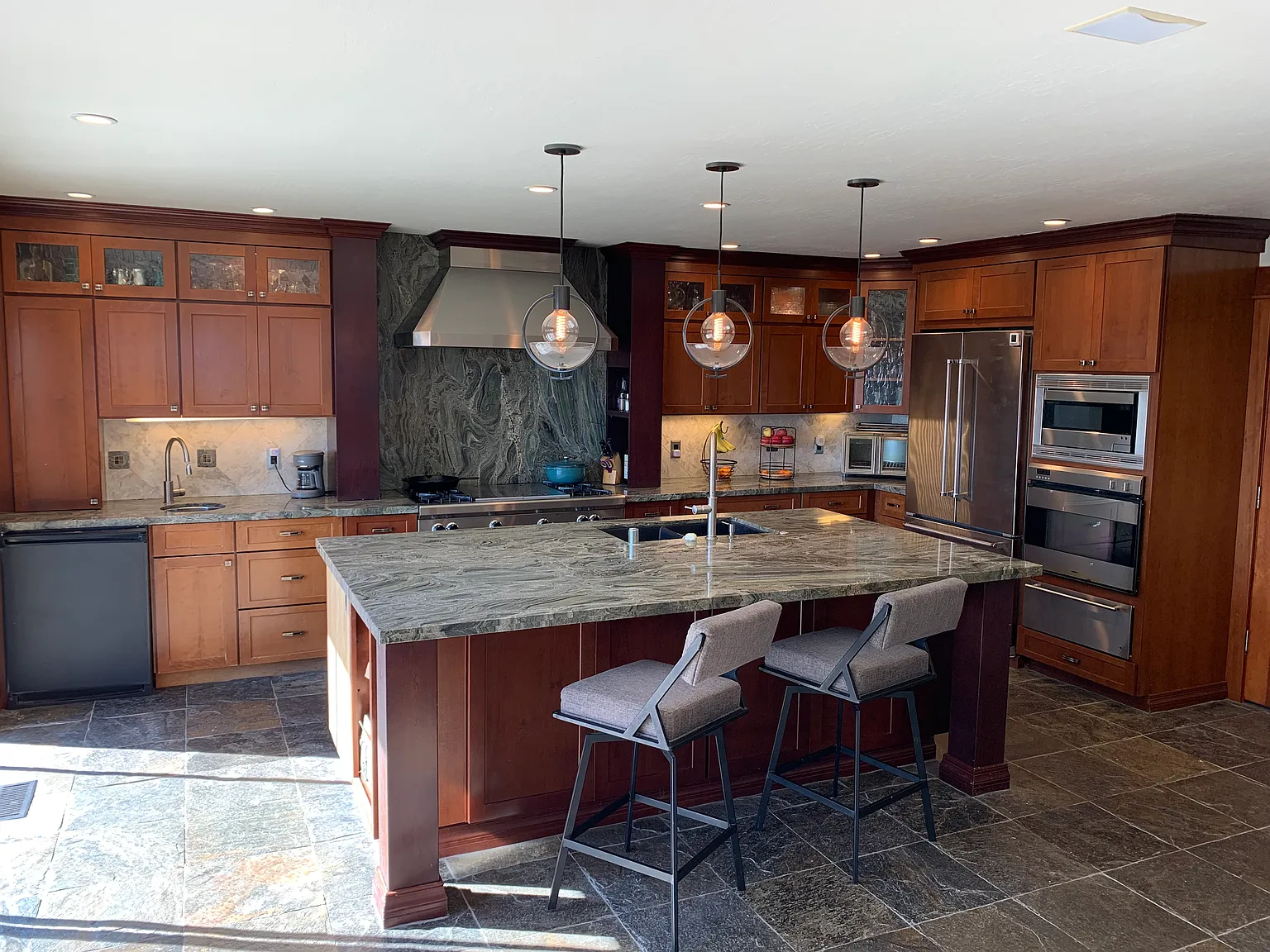 4 bed, 2.5 bath, 3300 sqft, $7,995 — Photo 2
