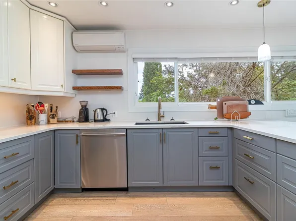 4030 Grange Rd, Saanich, BC V8Z 4V3