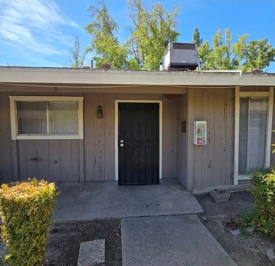 3 bed, $2,100 — Photo 2