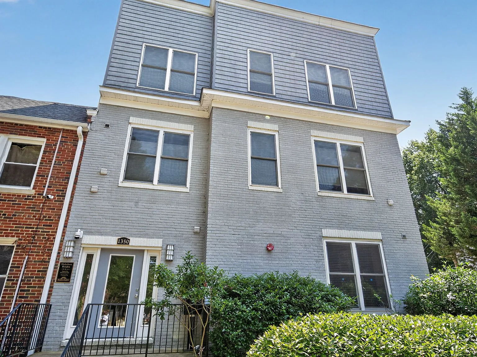 2 bed, 884 sqft, $2,400 — Photo 2