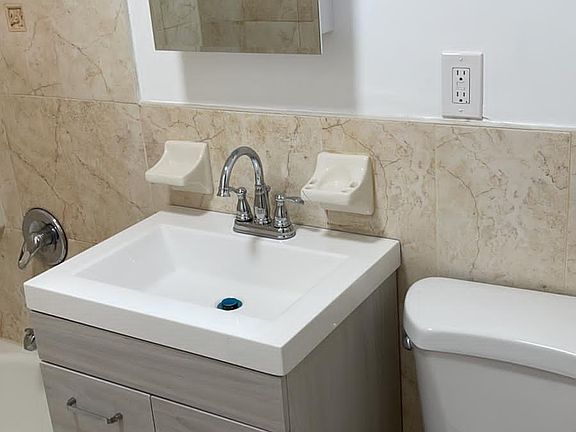 3rd image of 850 E 221st St APT 3