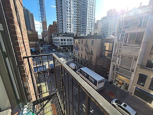 4th image of 241 E 58th St #3X