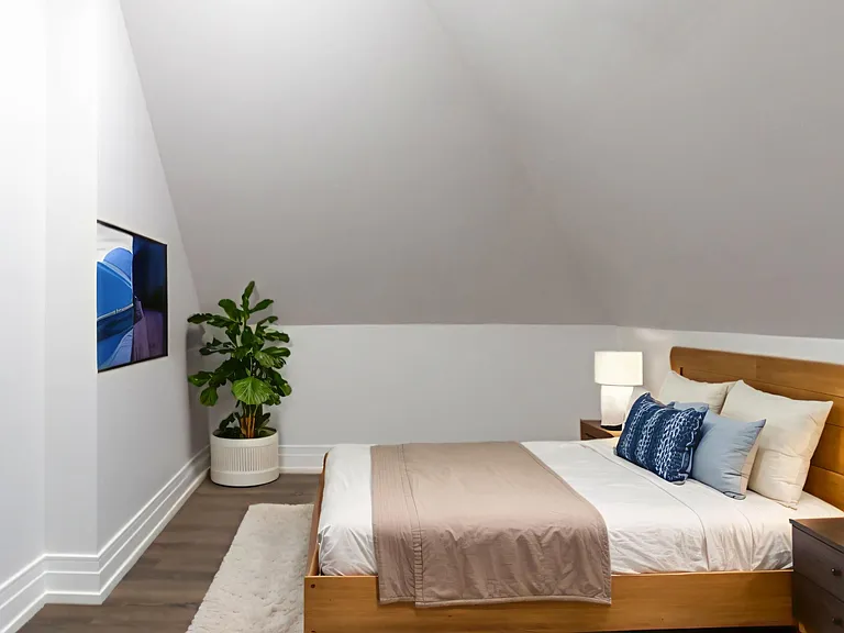 52 Charlton Ave W #6 — Photo 4