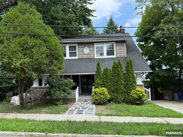 110 Romaine Pl, Leonia, NJ 07605