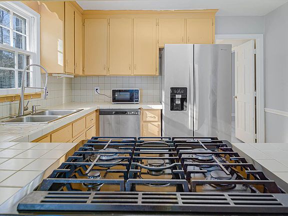 4th image of 137 Amesbury Ln