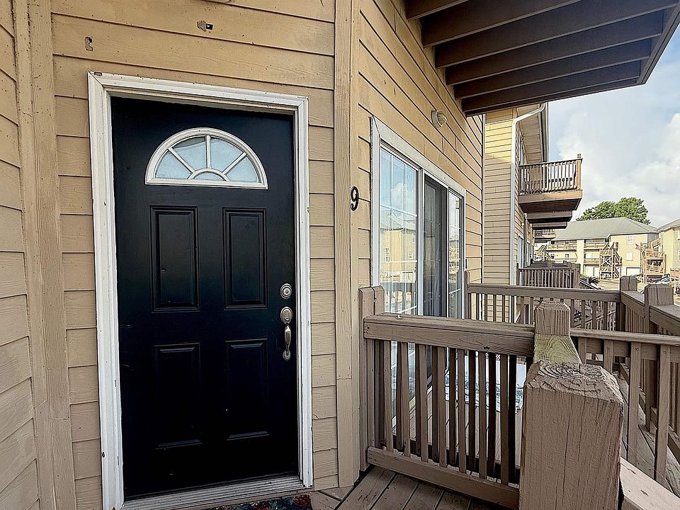 1st image of 4 Yacht Club Dr APT 9