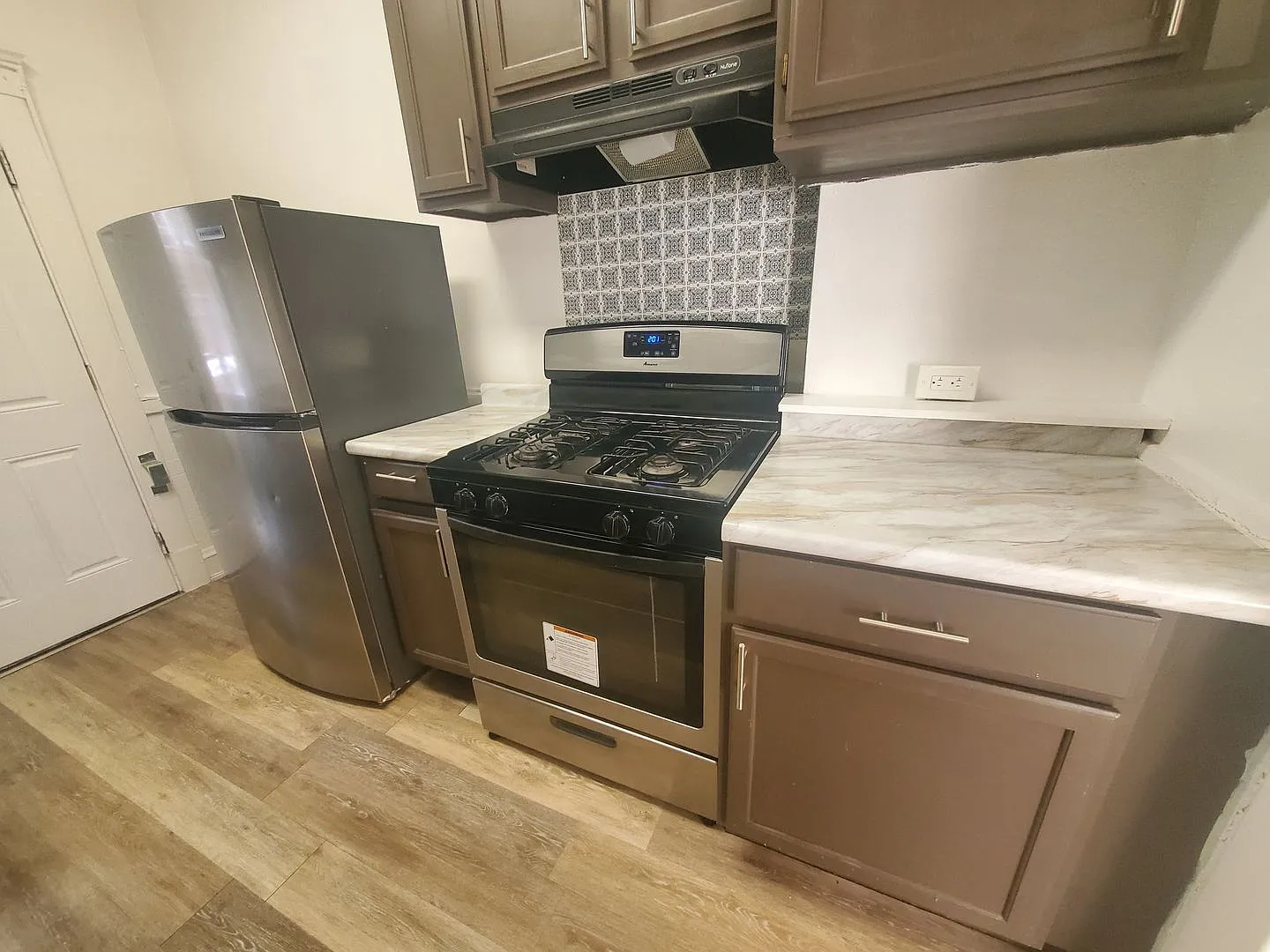 2bd Unit In 4-Plex Near Case Western Section 8/Cash Pay *Street Parking* — Photo 2