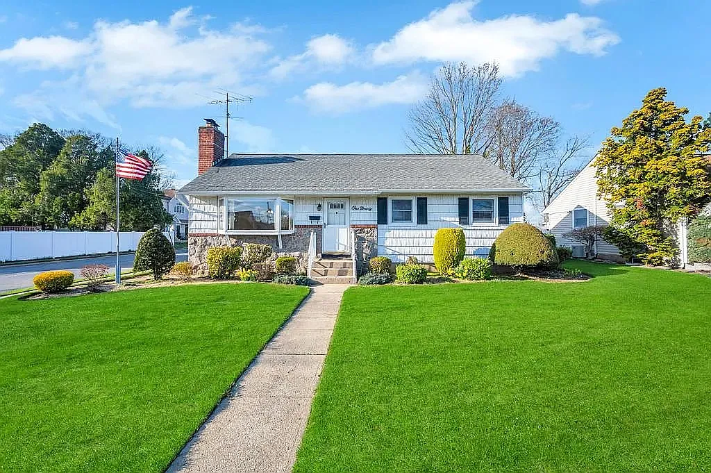 Sycamore Ave, Bethpage — Photo 2