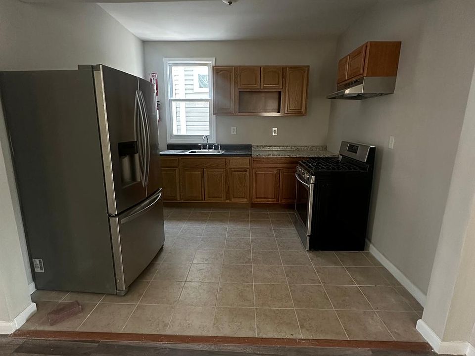 1st image of 186 N 17th St Floor 2