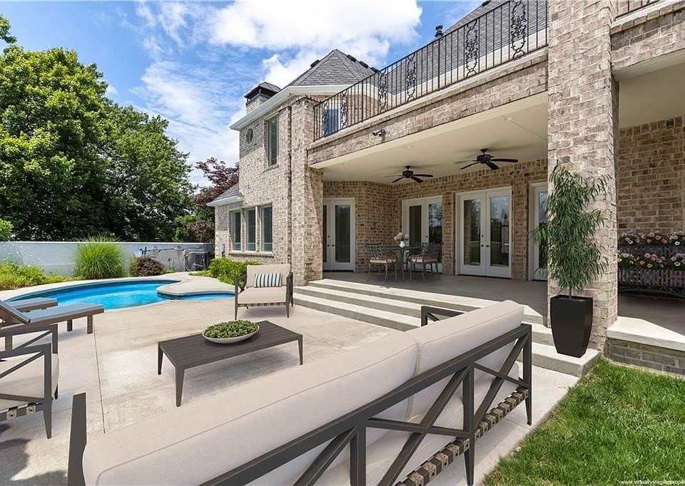 1st image of 1 W Colonial Dr