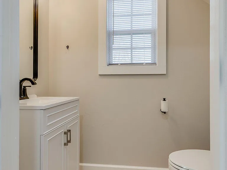 300 Robin Hood Ln — Photo 12