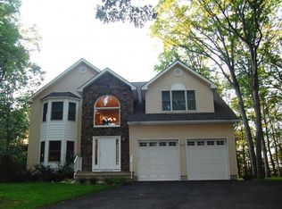 9 Whitney Dr, Oak Ridge, NJ 07438