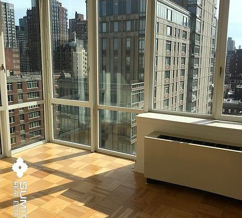 5th image of 1510 Lexington Ave APT 15V