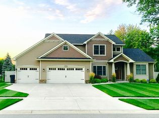 3 Pinehaven Cir, Midland, MI 48642