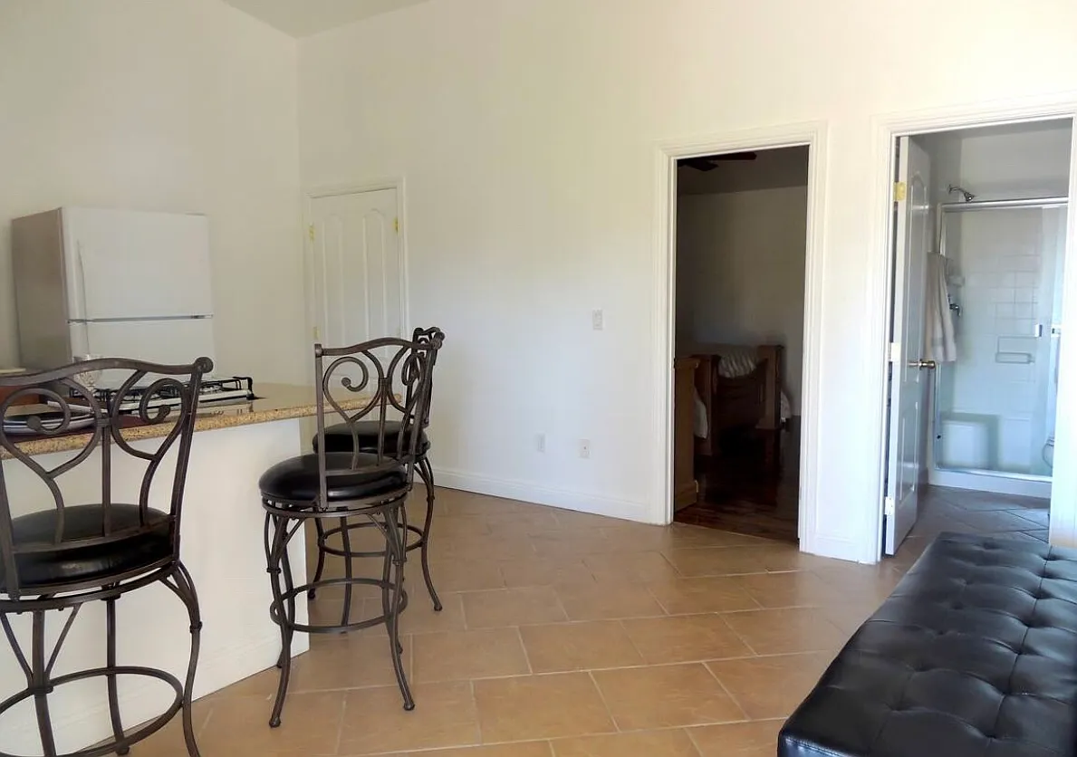 1806 W Oakey Blvd — Photo 2