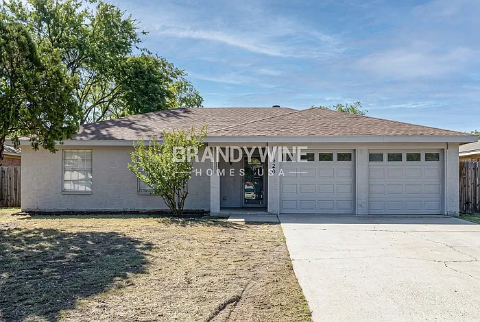3 bed, 2.0 bath, 1301 sqft, $2,340 — Photo 2