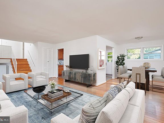 3rd image of 7813 Oaklawn Dr