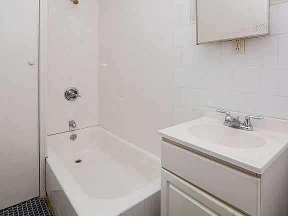 4th image of 1082 Pacific St #2G
