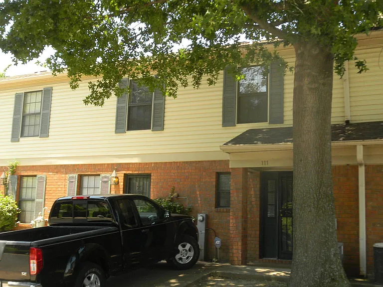 121 Barksdale Ct — Photo 1