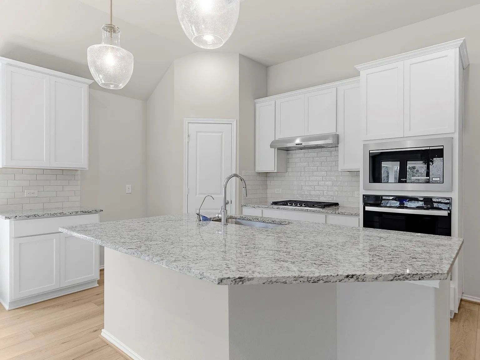 4 bed, 2.5 bath, 1911 sqft, $2,600 — Photo 3