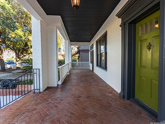 5th image of 322 W Mistletoe Ave.