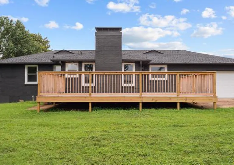 801 Lemont Dr — Photo 2