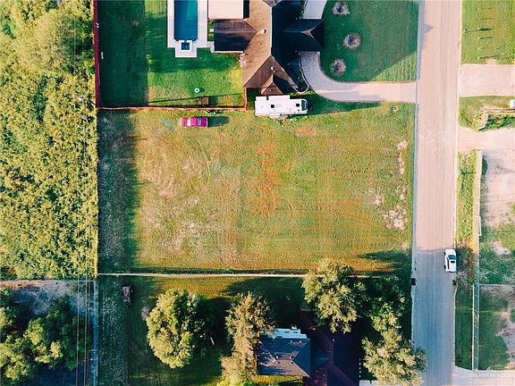 4th image of 212 Magnolia Village Dr