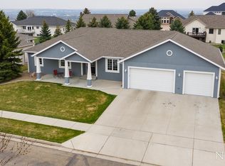 2712 Promontory Dr, Bismarck, ND 58503