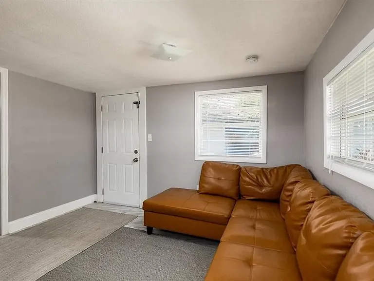 1201 E Cayuga St — Photo 24
