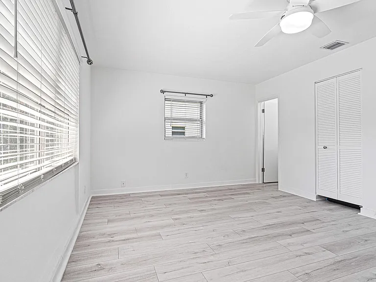 2060 NE 1st St #16 — Photo 23