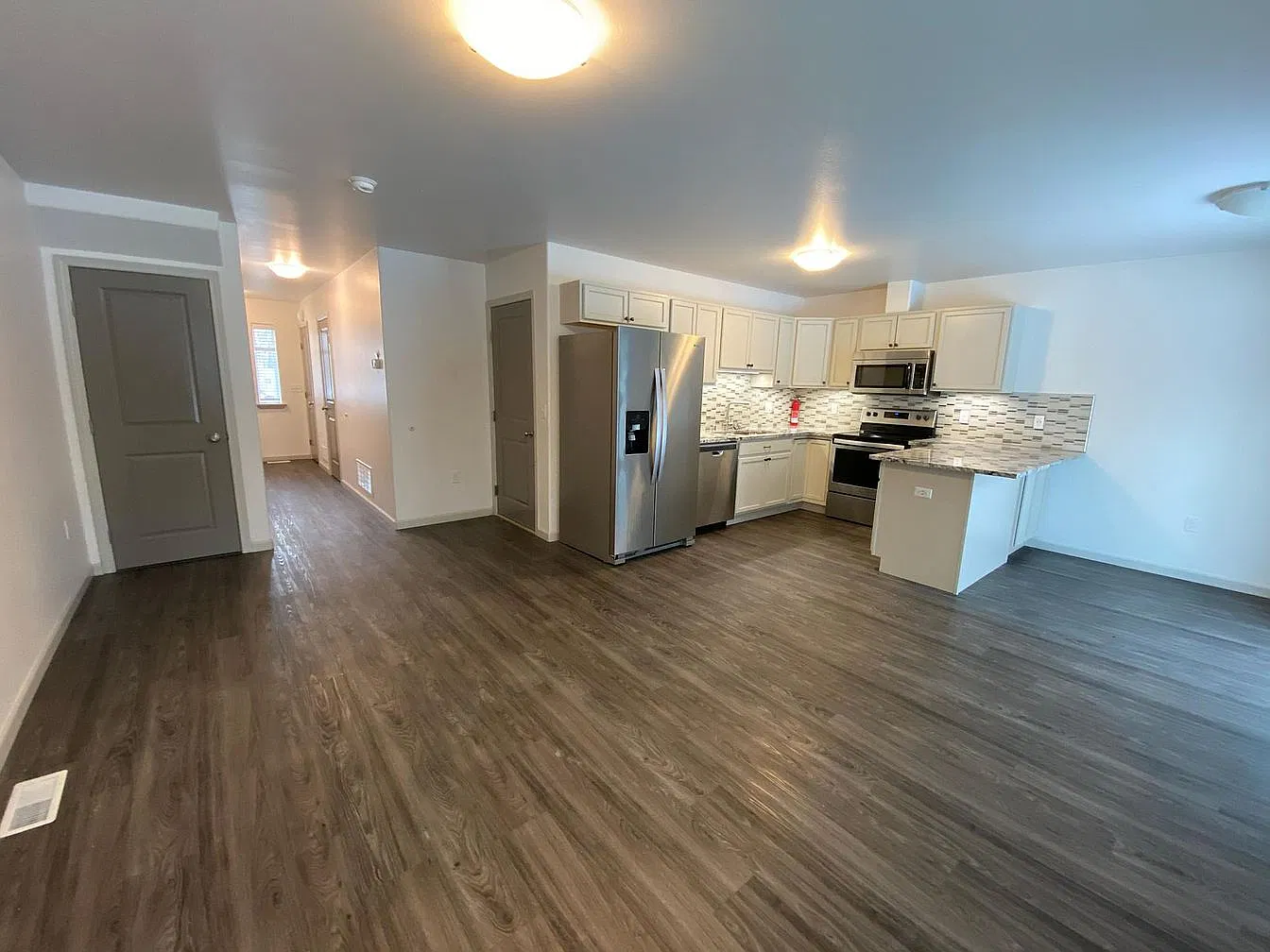 3 bed, 2.5 bath, 1300 sqft, $2,150 — Photo 2