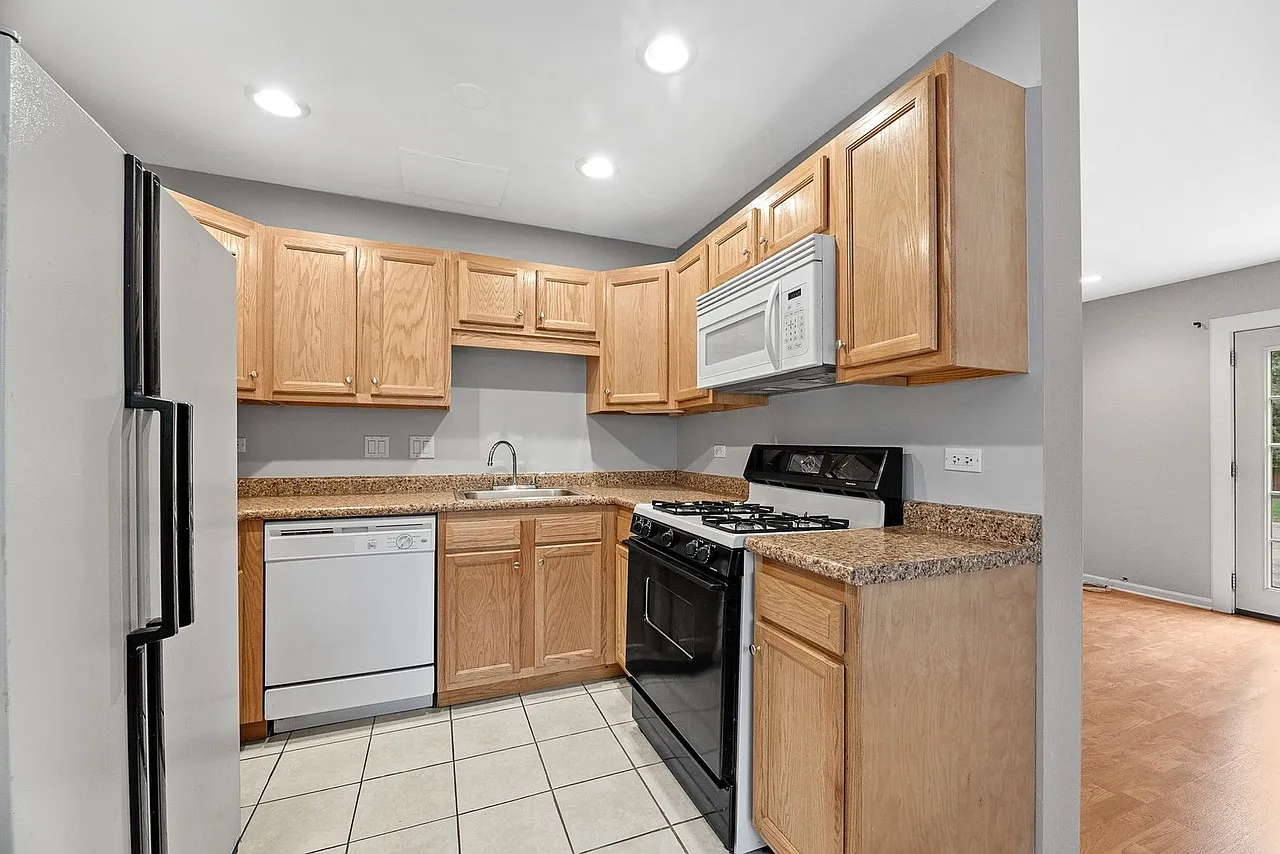 2 bed, 1.5 bath, 1100 sqft, $2,200 — Photo 4