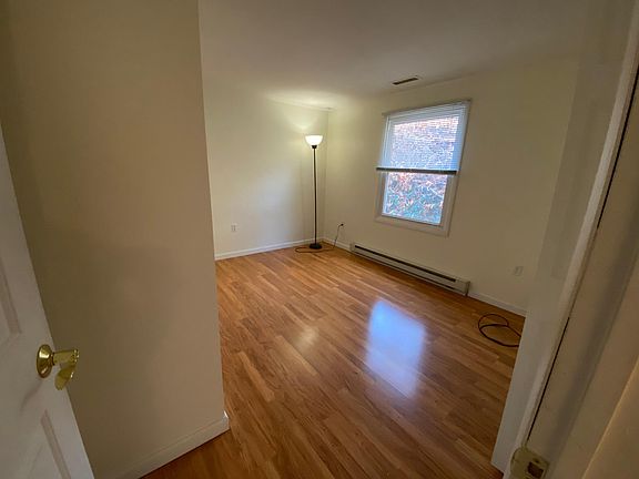 4th image of 121 Dahlia Dr