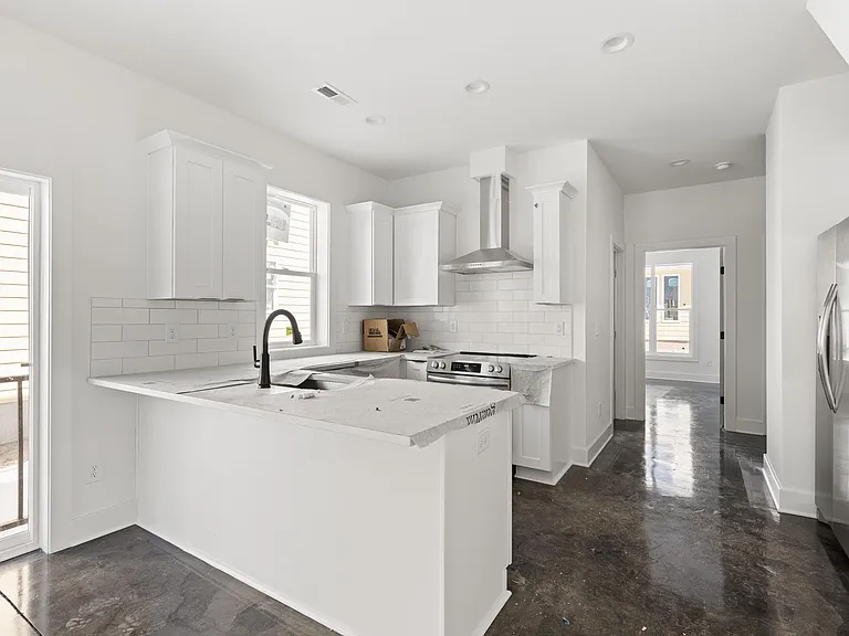 737 Hopkins St — Photo 16