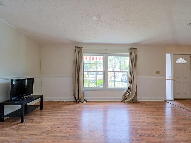 1329 NW 84th Dr — Photo 2
