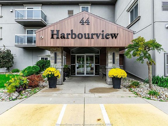 2nd image of 44 Robson Rd #307