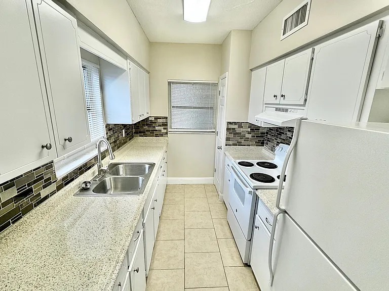 405 S Cirus Ave #6 — Photo 3