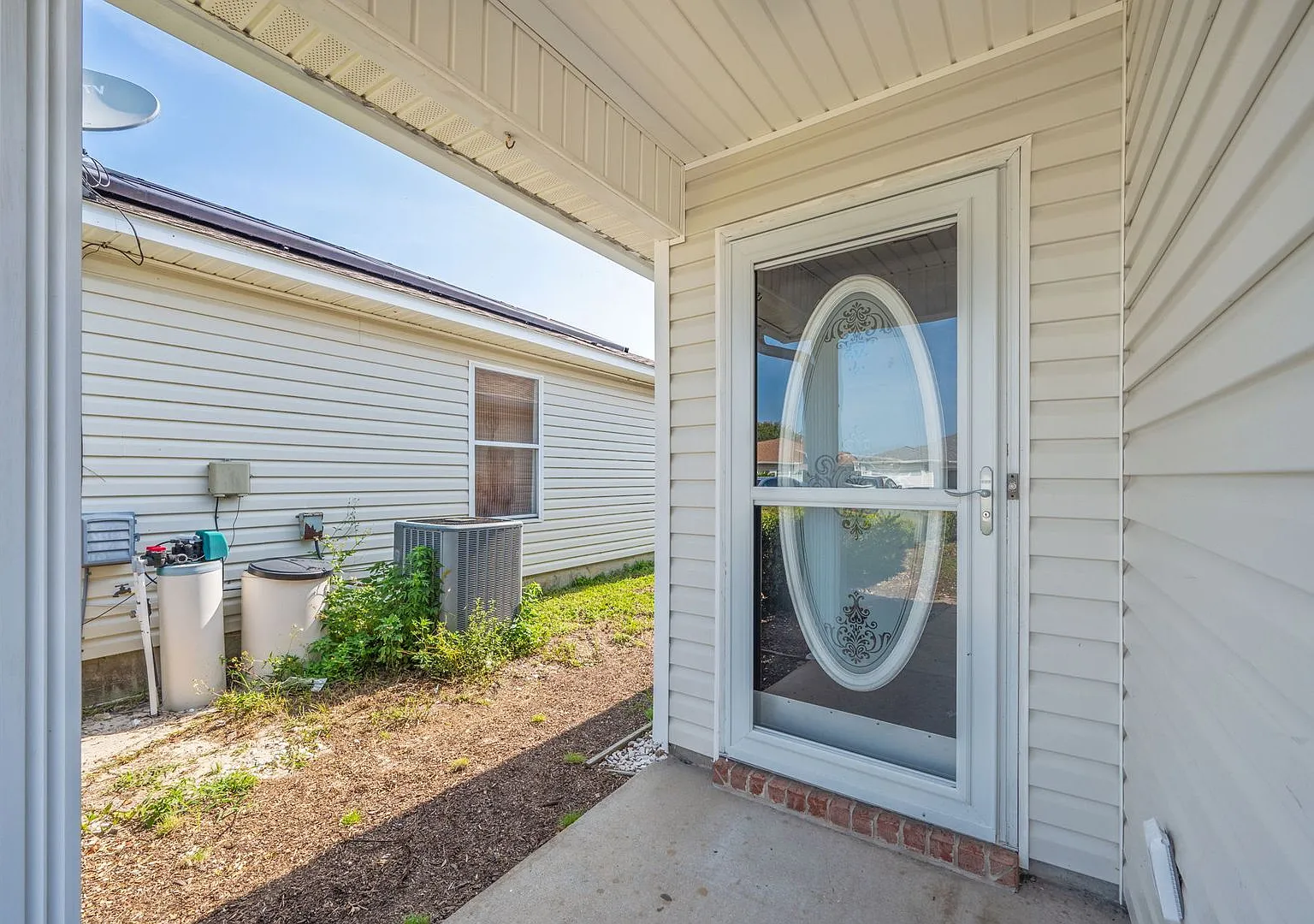 Charming and Updated 3-Bedroom Home with Open Floor Plan and Entertainer's Backyard — Photo 4