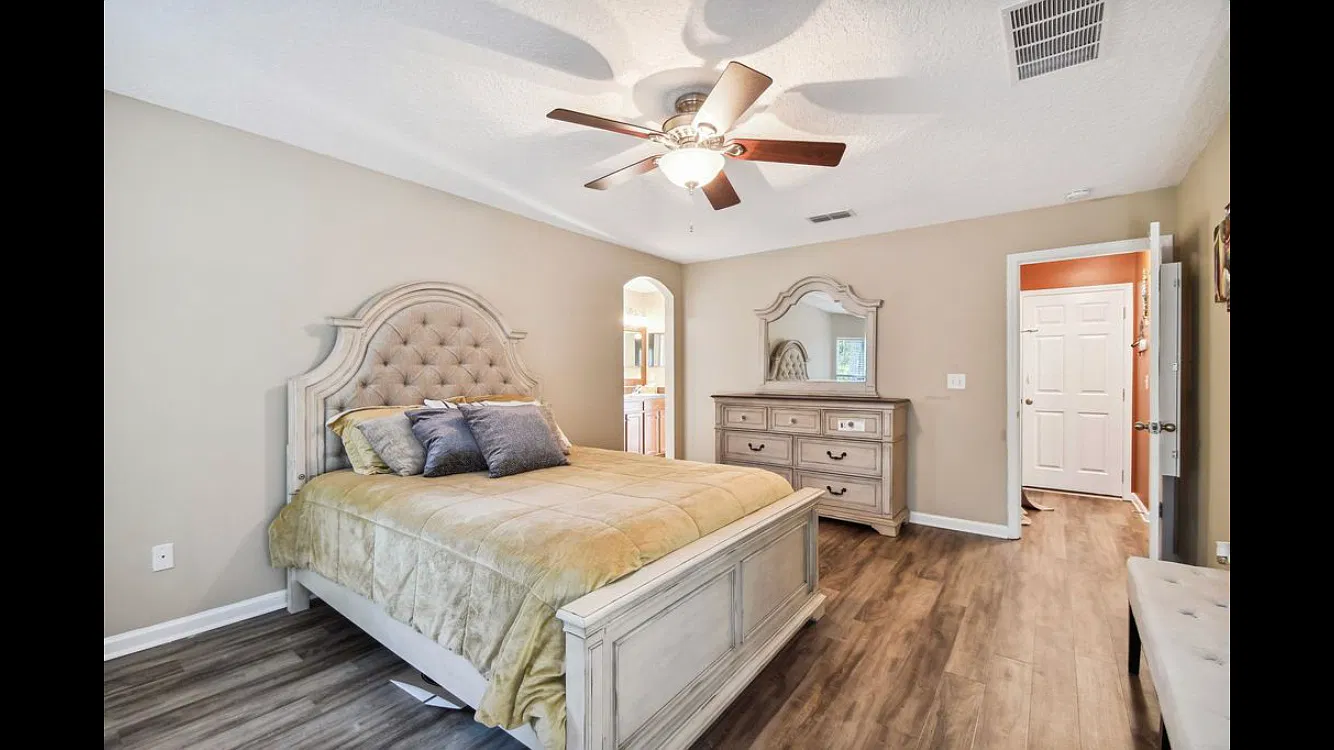3 bed, 1894 sqft, $2,200 — Photo 2