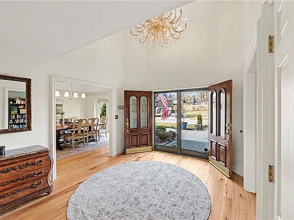 4th image of 204 NW Golfview Dr
