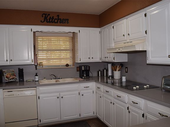 4th image of 8 Town And Country Cir