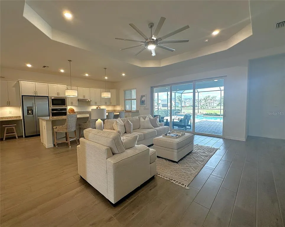 3 bed, 2.0 bath, 2046 sqft, $9,000 — Photo 4