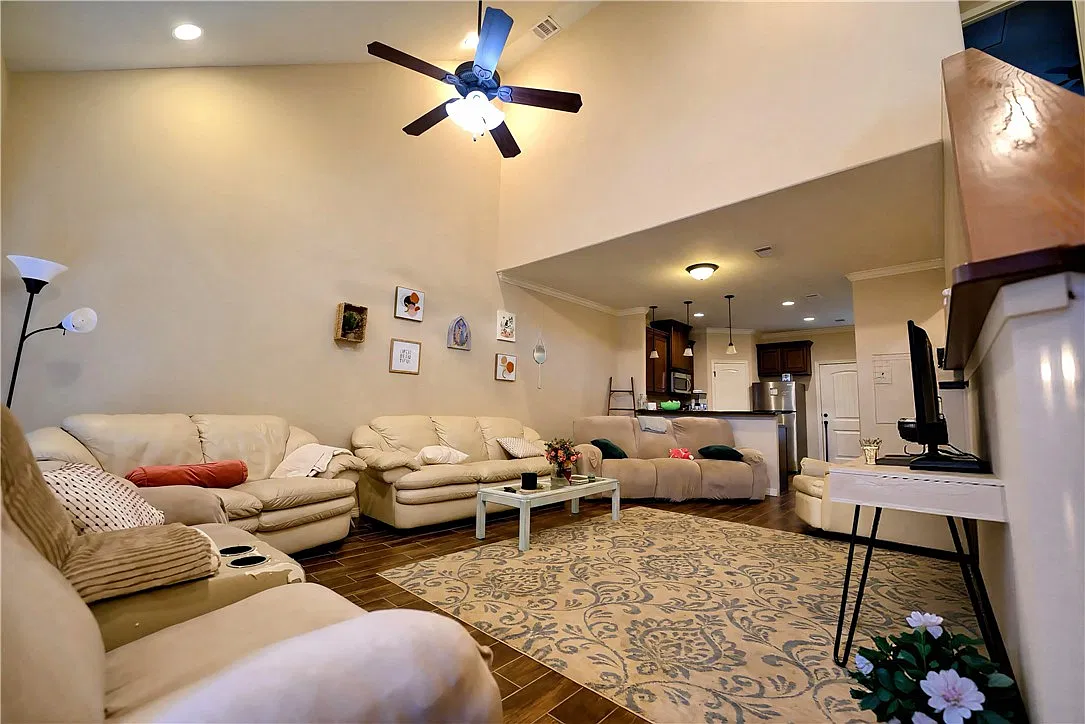 5 bed, 1830 sqft, $3,500 — Photo 2